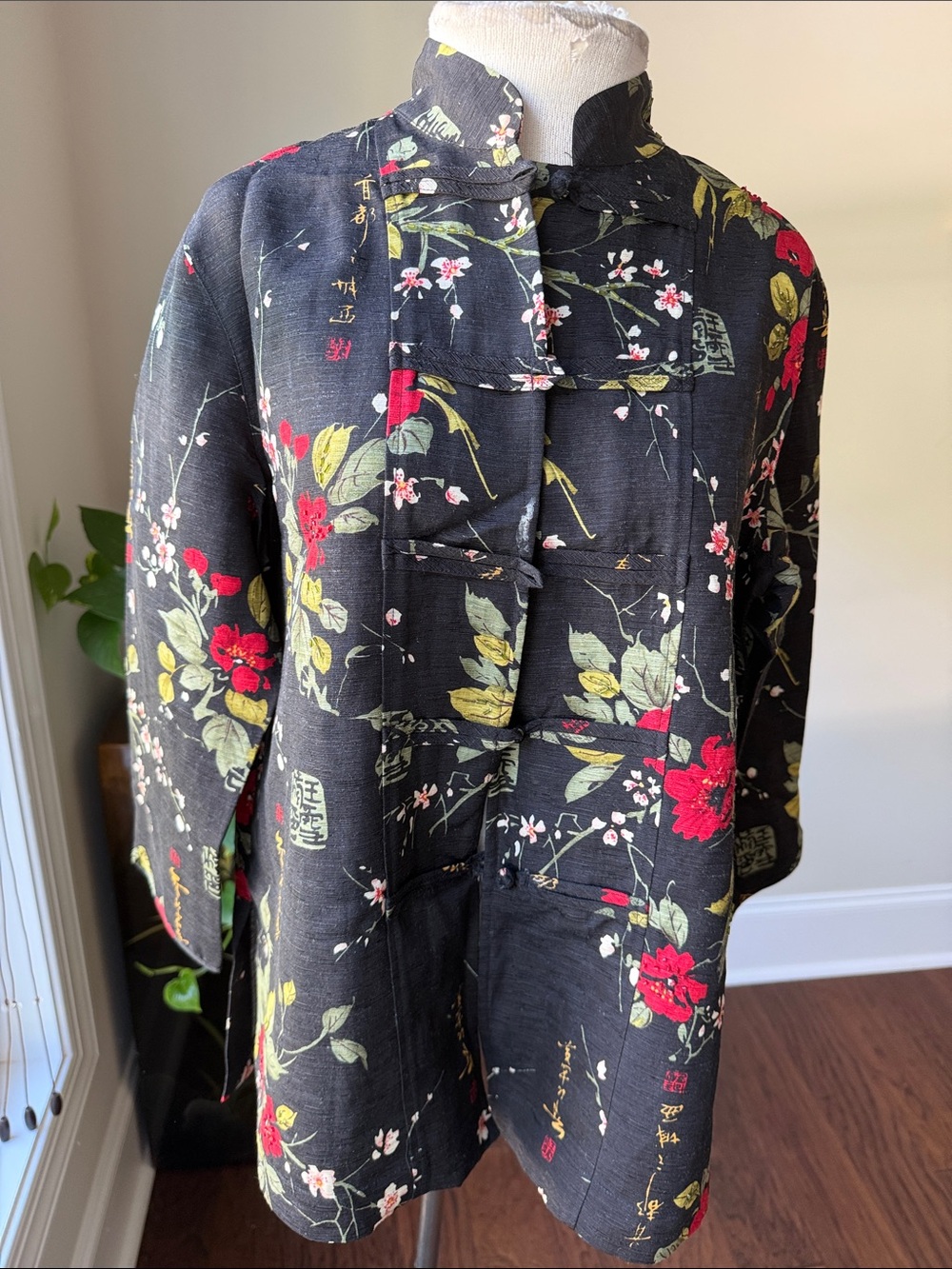 SilkLand Black Floral Mandarin-Collar Bomber Jacket with Red Blooms